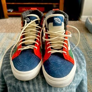 Women 11/ Men 9.5 Van Boots. Waterproof Fur lined